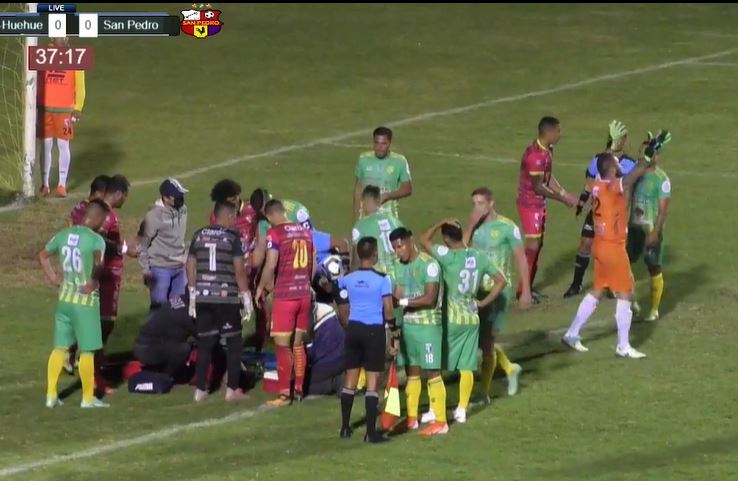 El jugador de San Pedro FC, José López, fue trasladado en una ambulancia a la emergencia del hospital más cercado al recinto deportivo. Allí fue estabilizado. Foto captura de pantalla. 