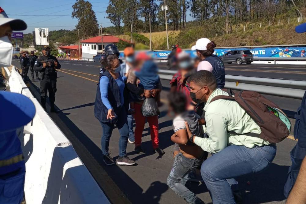 Las supuestas progenitoras de los niños rescatados deberán de demostrar el parentesco ante un juez. (Foto Prensa Libre: PDH)