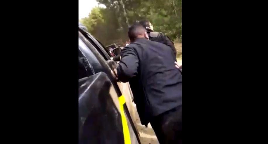 Un video muestra el momento en que agentes desarmados son recibidos a balazos por pobladores en localidades en conflicto de Sololá. 