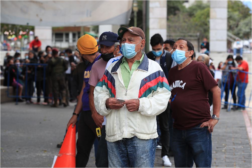 Guatemaltecos continúan acudiendo a los puestos de vacunación para la dosis de refuerzo. (Foto Prensa Libre: Hemeroteca)