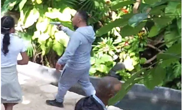 El presunto responsable de la balacera en el hotel ubicado en Xcaret, Quintana Roo, fue captado por una de las cámaras de seguridad. (Foto Prensa Libre: Tomada de @EjeCentral)