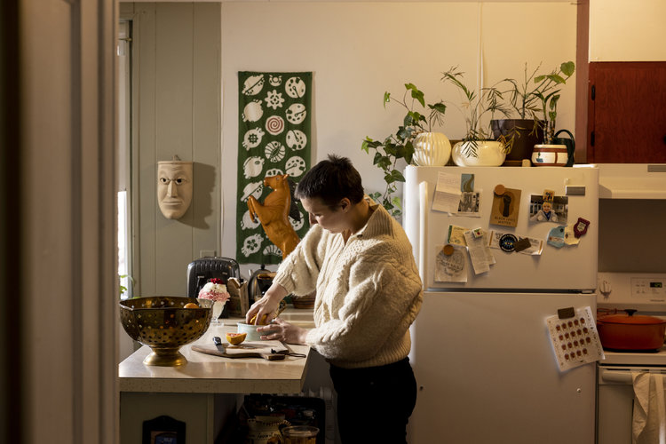 Toby Cain en su casa en Decorah, Iowa, el 13 de febrero de 2022. Los tratamientos para el cáncer linfático de Cain la hacen especialmente vulnerable al covid y la hacen sentir aislada en su casa. (Foto Prensa Libre: Jenn Ackerman/The New York Times)
