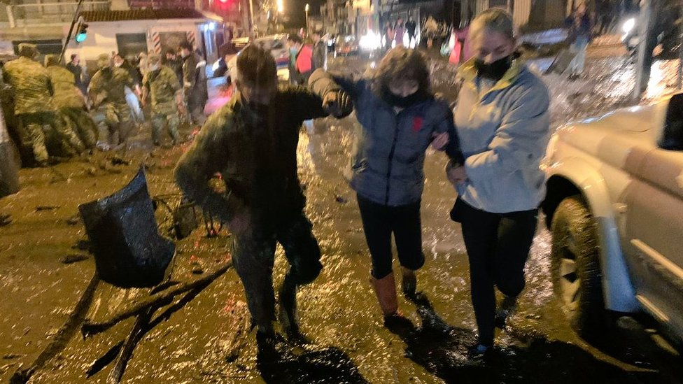 Otras 15 personas resultaron heridas por el incidente.