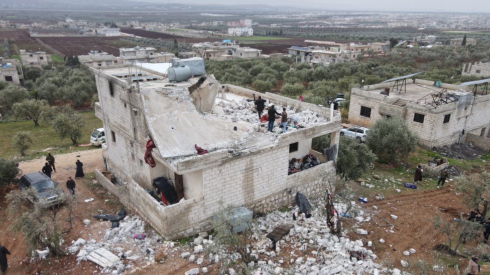 Edificio dañado en Atmeh, después del operativo de las fuerzas especiales estadounidenses.