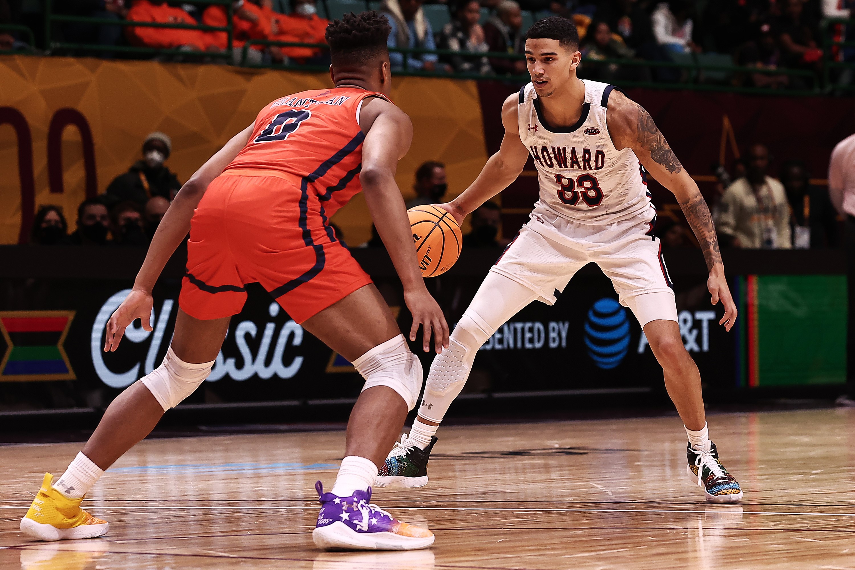 Tai Bibbs (#33) de los Howard Bison dribla a Lagio Grantsaan (#0) de Morgan State Bears durante los el All-Star Weekend en el Wolstein Center.  (Foto Prensa Libre: AFP)