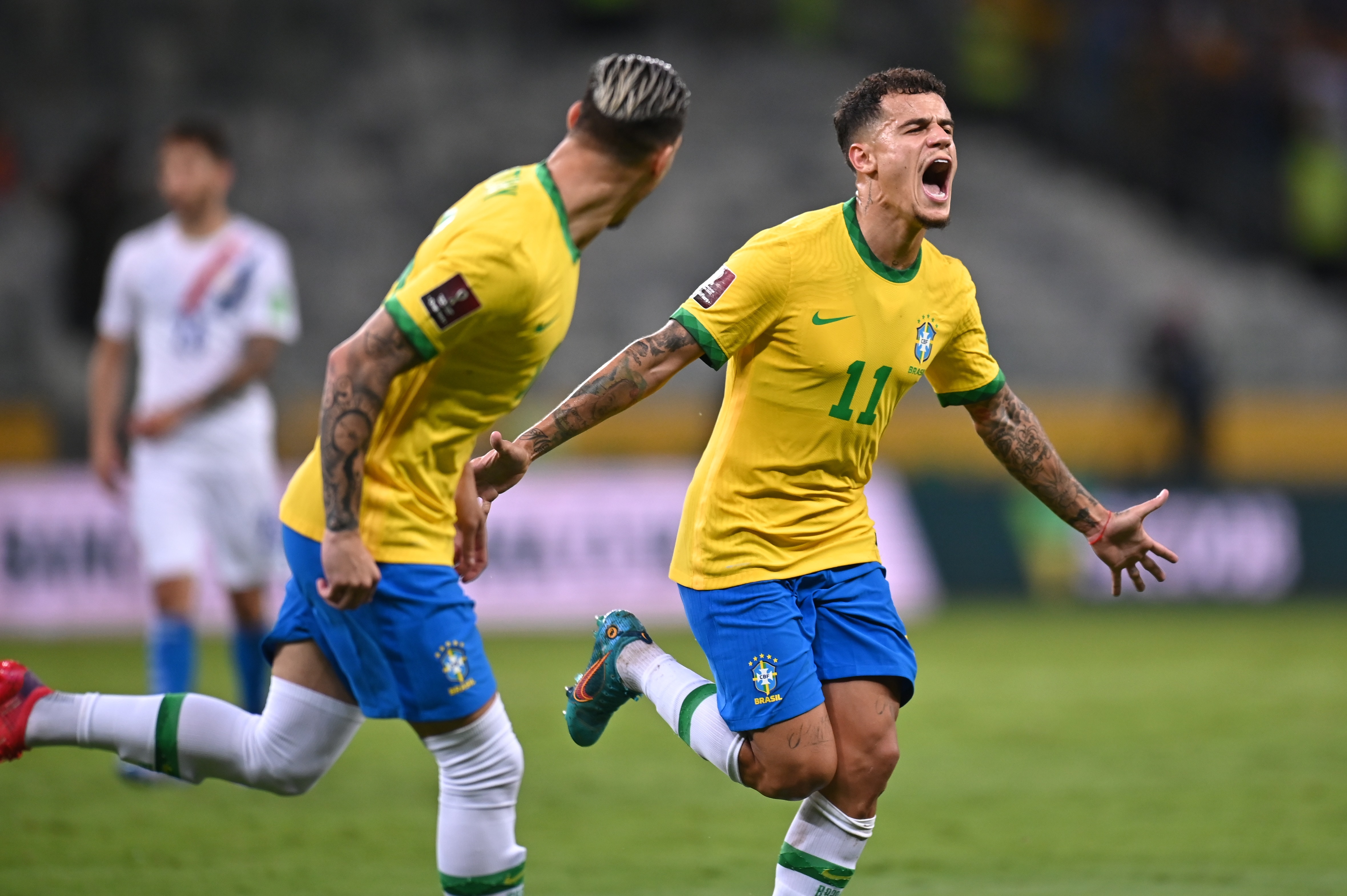 Philippe Coutinho (d) de Brasil celebró tras anotar contra Paraguay, durante un partido de las eliminatorias sudamericanas para el Mundial de Qatar 2022 en el estadio Mineirao de Belo Horizonte (Brasil). EL jugador no marcaba con la selección desde octubre de 2020. Foto Prensa Libre: EFE.