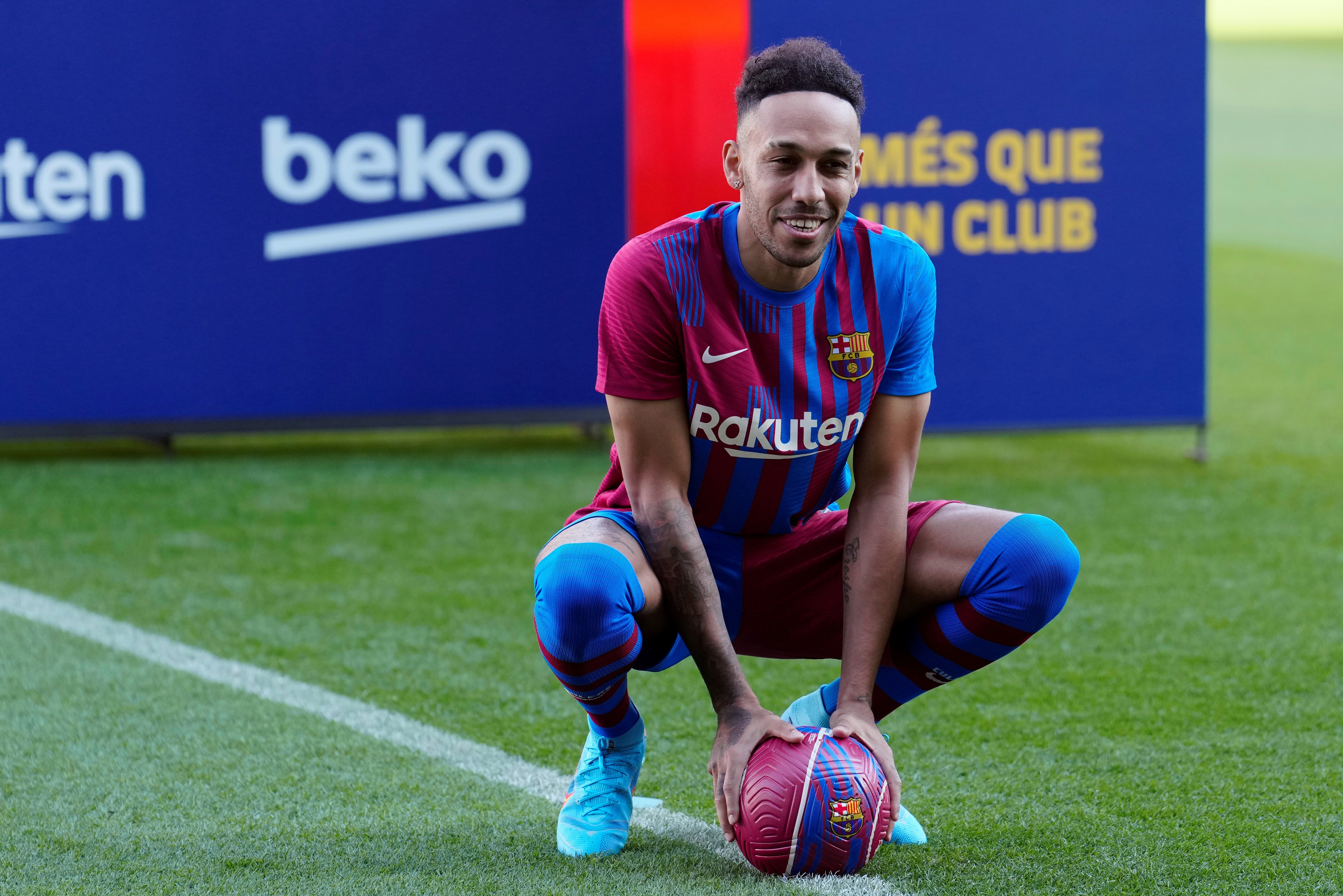 El jugador Pierre-Emerick Aubameyang posa en el Camp Nou durante su presentación como nuevo jugador del FC Barcelona. (Foto Prensa Libre: EFE)