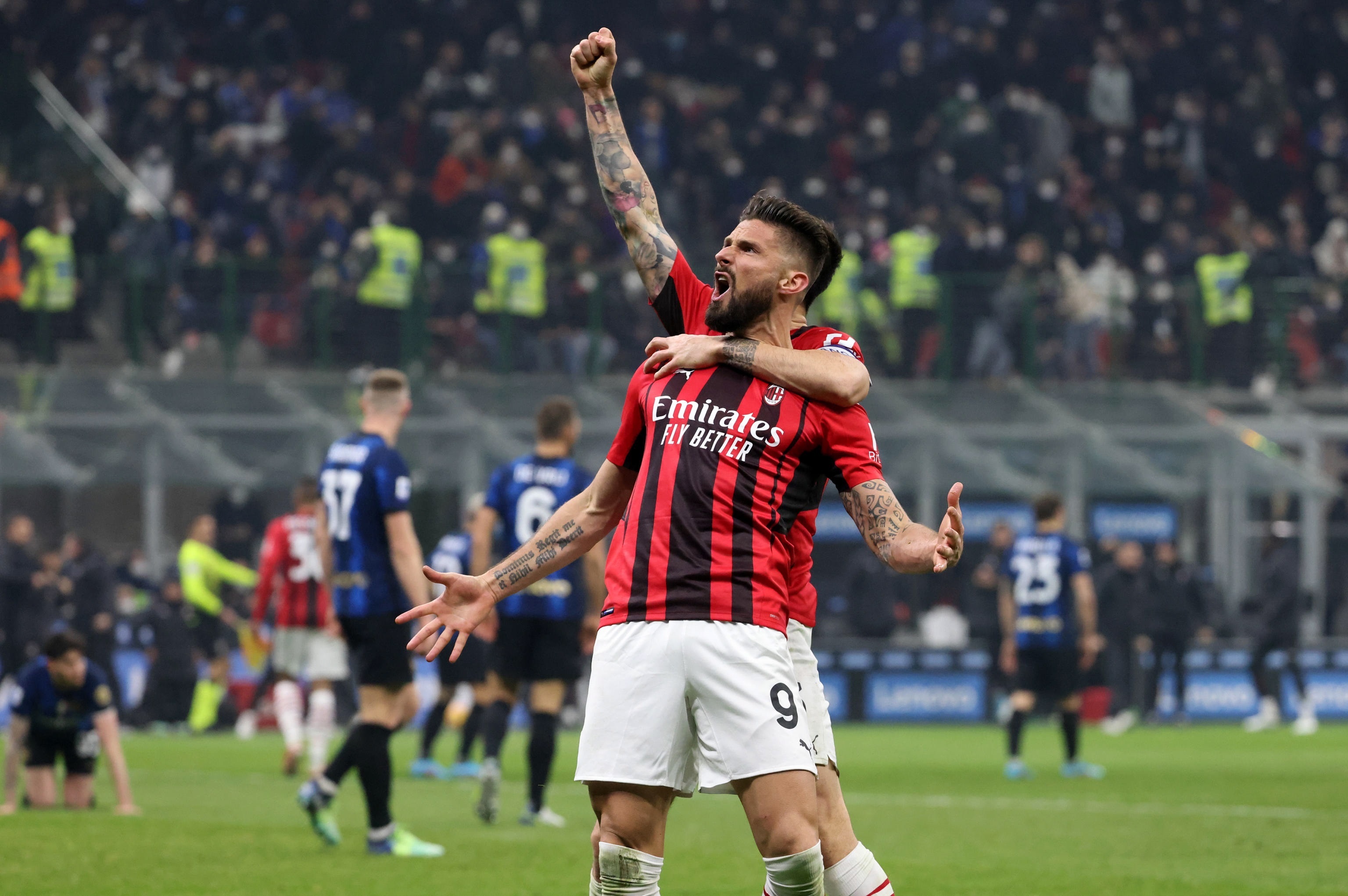 El jugador del AC Milan Olivier Giroud (frente) festeja su gol al FC Inter en el Giuseppe Meazza de Milán. (Foto Prensa Libre: EFE)