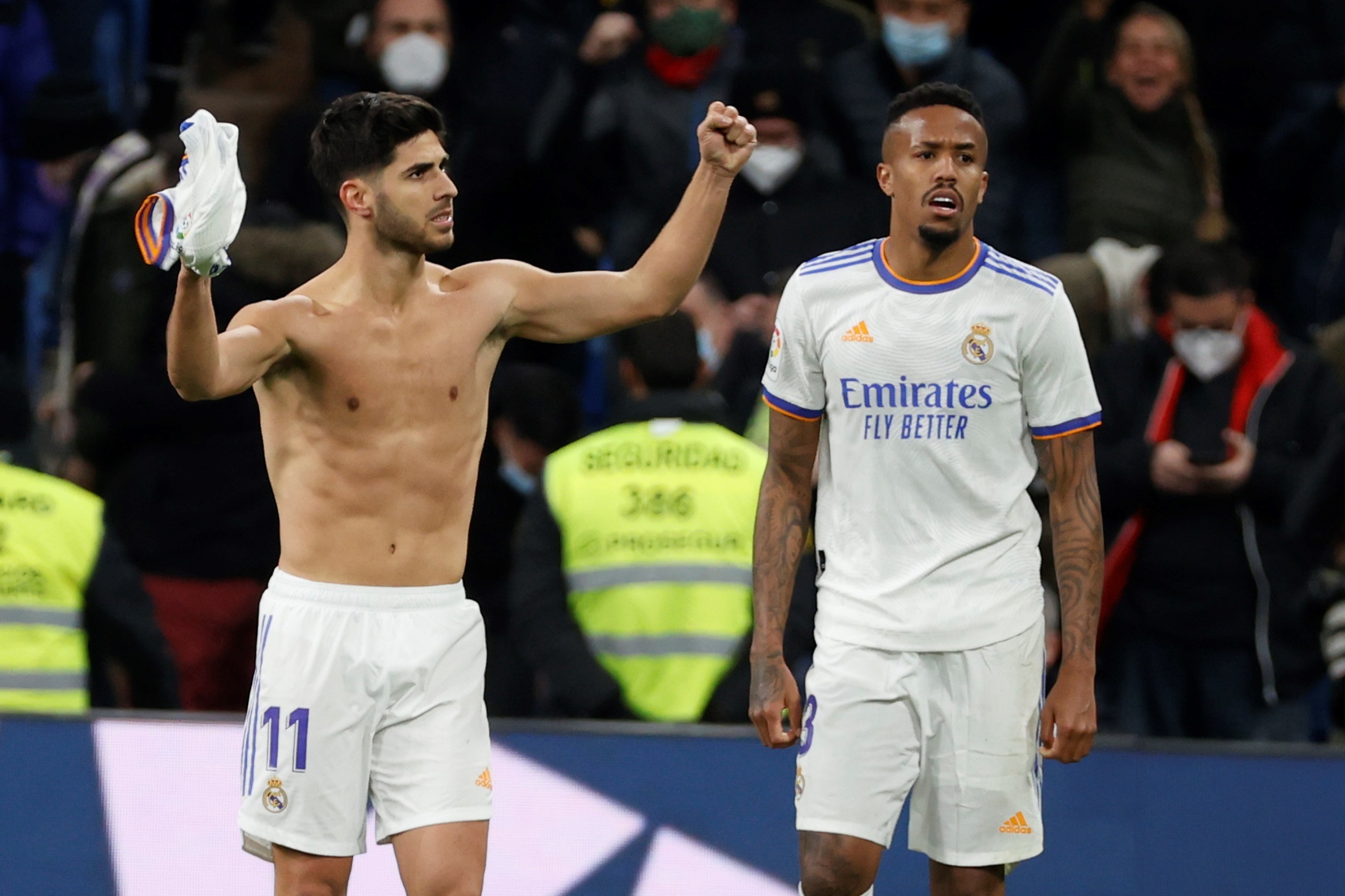 El delantero del Real Madrid Marco Asensio (i) celebra tras marcar ante el Granada. (Foto Prensa Libre: EFE)