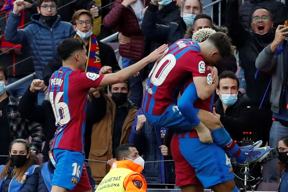 El defensa uruguayo del FC Barcelona Ronald Araújo (d) celebra con sus compañeros su gol ante el Atlético de Madrid. (Foto Prensa Libre: EFE)