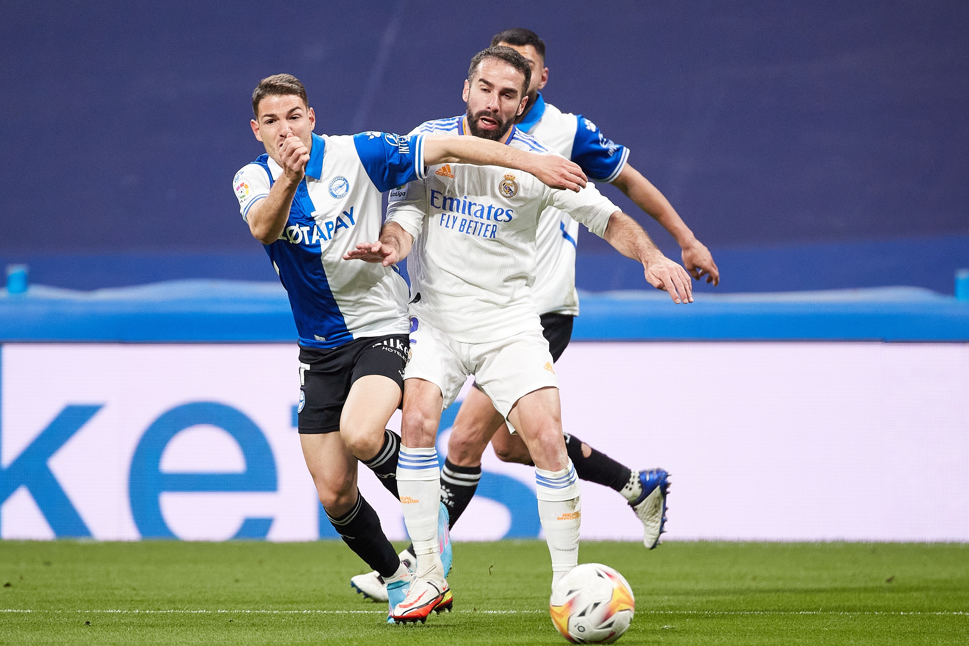 El defensa del Real Madrid, Dani Carvajal (d), disputa el balón ante el centrocampista argentino del Alavés, Facundo Nahuel.(Foto Presa Libre: EFE)