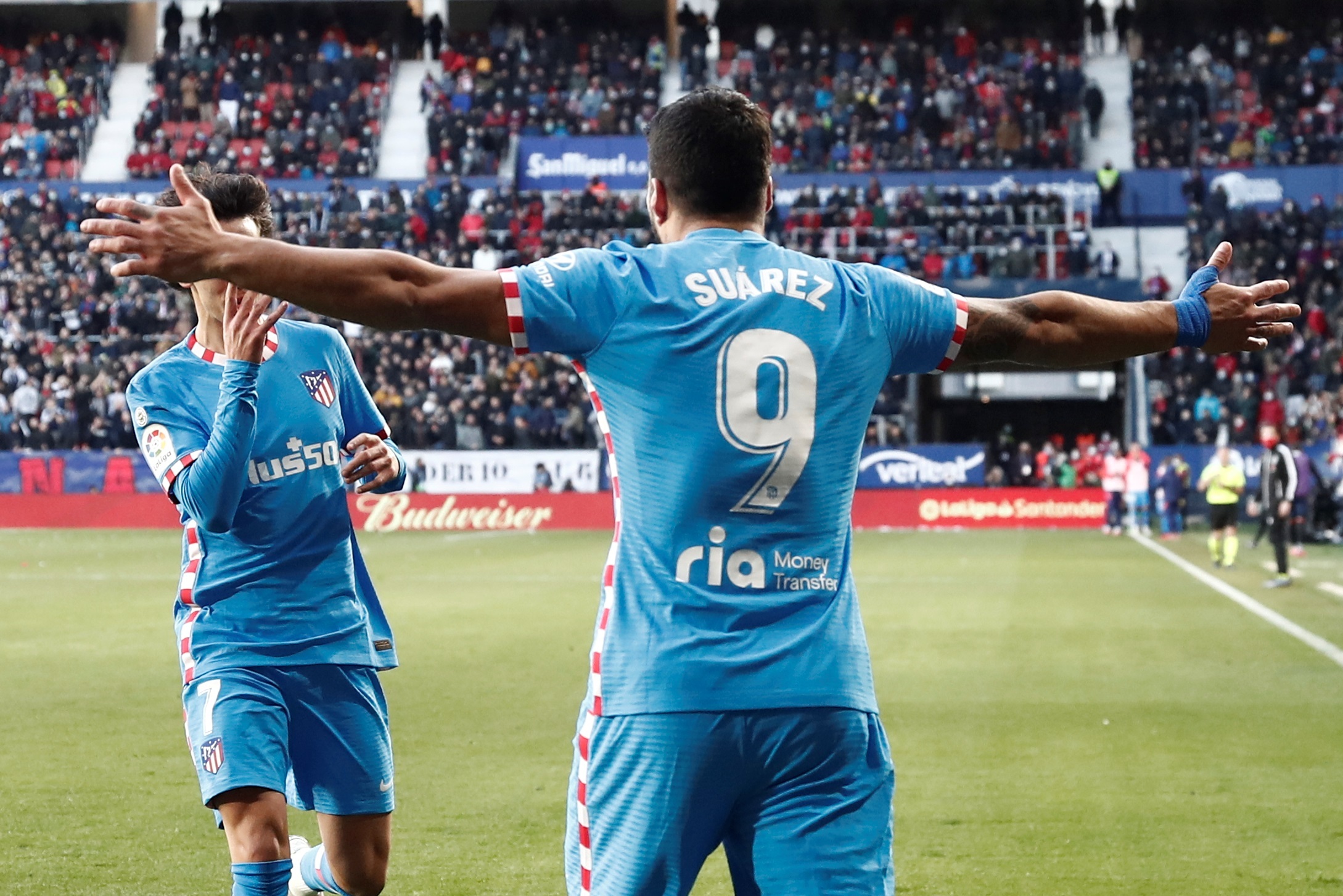 El delantero uruguayo del Atlético de Madrid, Luis Suárez, celebra con su compañero Joao Félix tras marcar el 0-2 durante el partido  ante Osasuna. (Foto Prensa Libre: EFE)