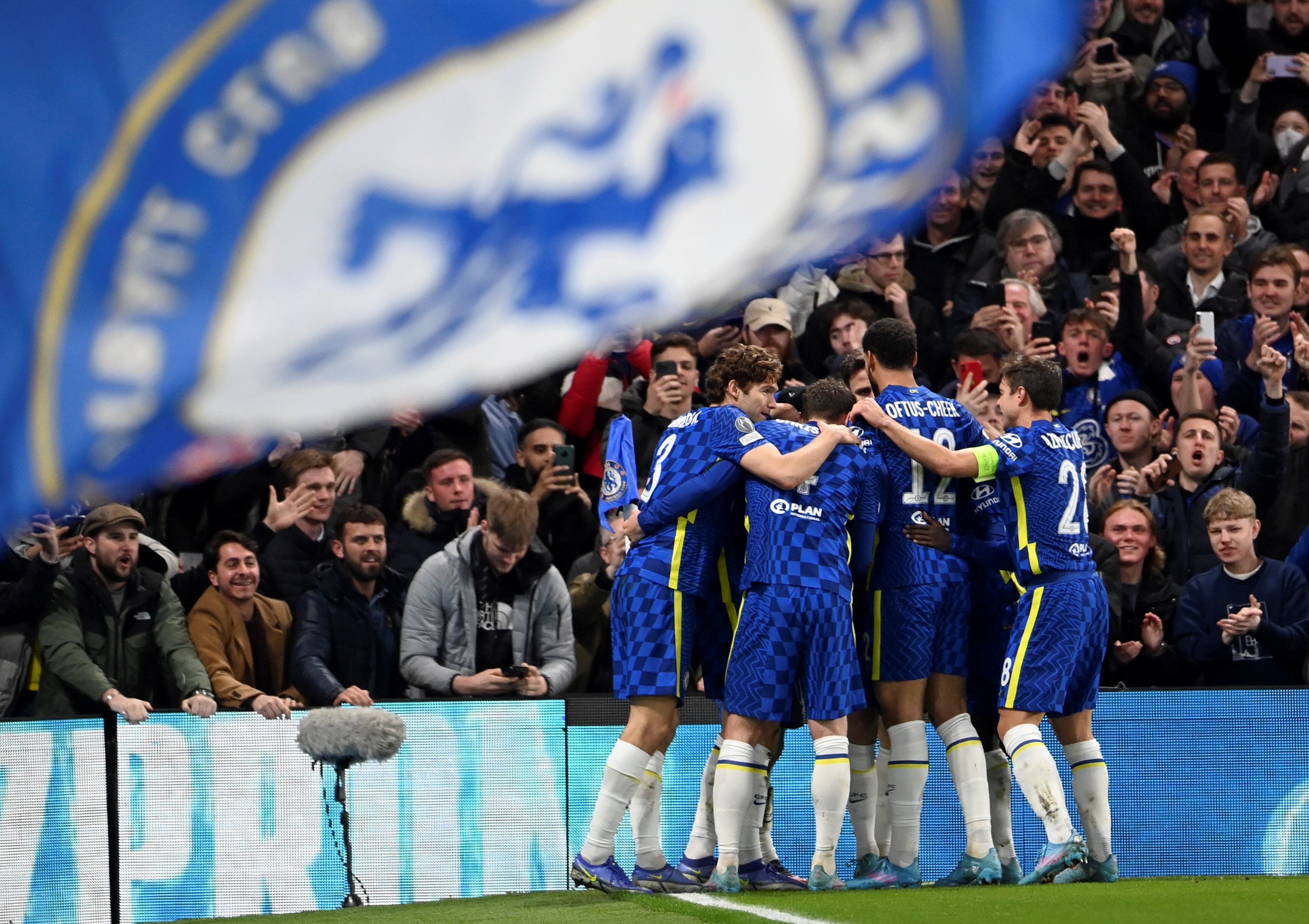 Los jugadores del Chelsea festejan en el duelo contra el Lille. (Foto Prensa Libre: EFE)