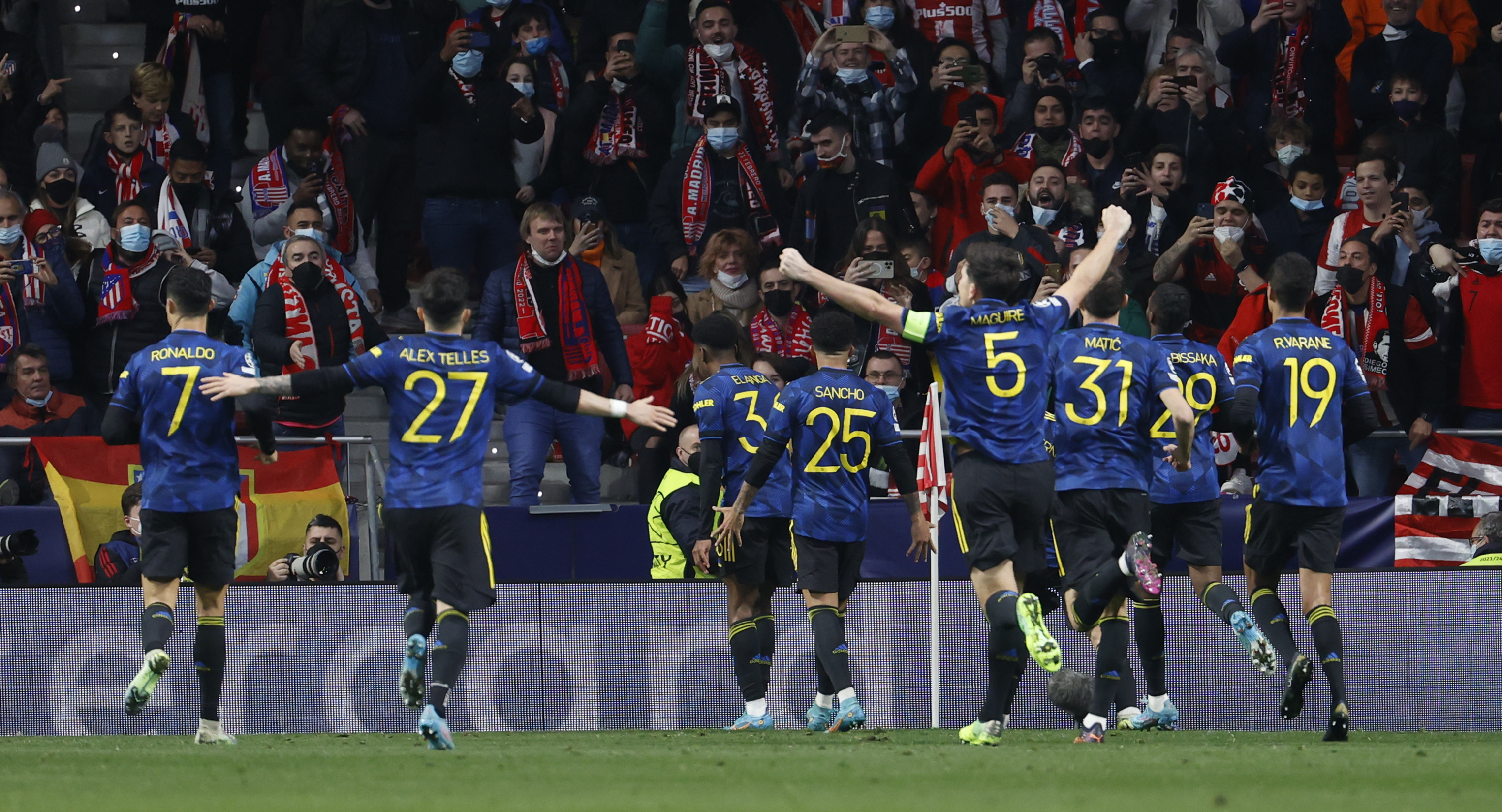 Los jugadores del Manchester United celebran tras marcar ante el Atlético de Madrid. (Foto Prensa Libre: EFE)