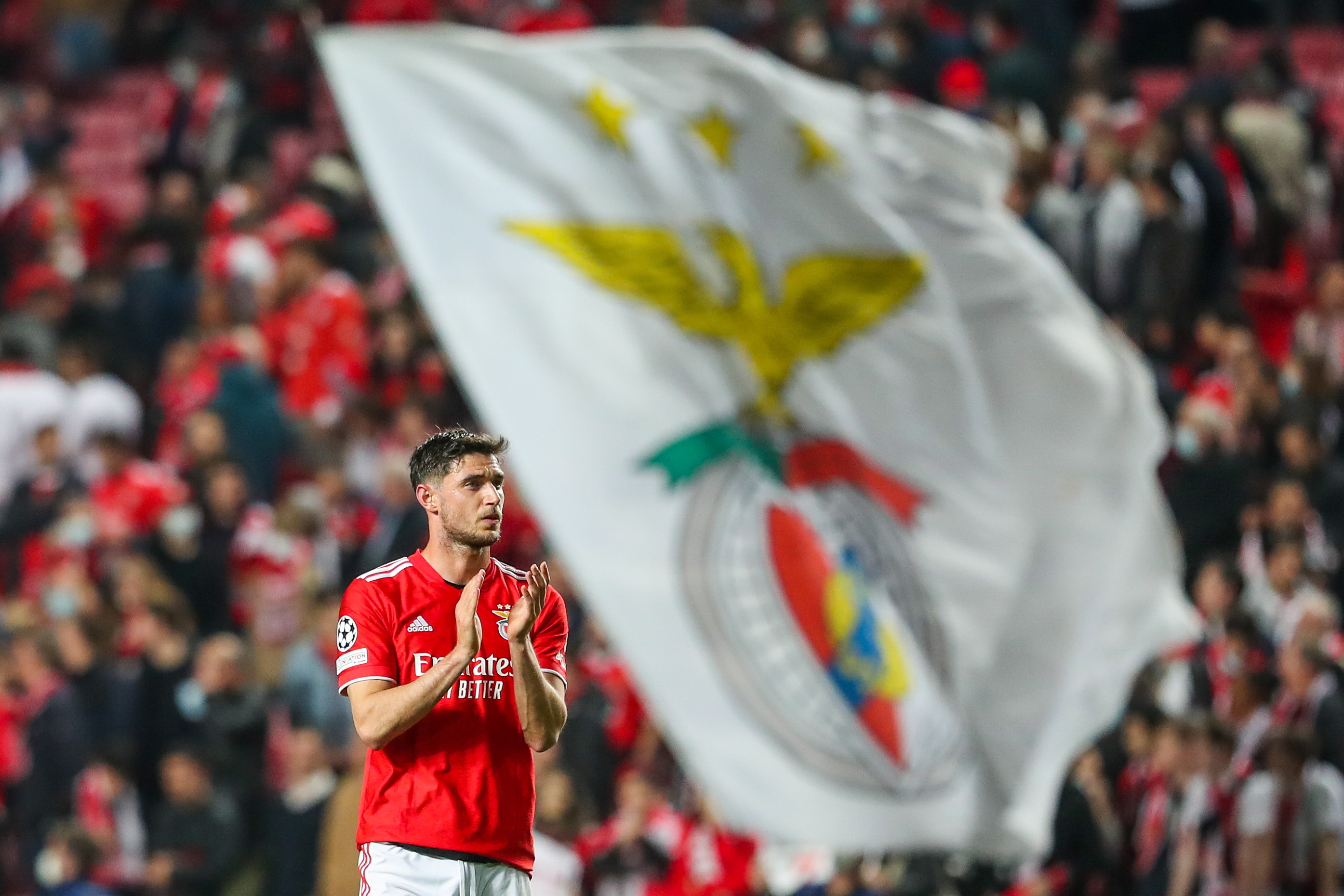 Roman Yaremchuk agradeció el apoyo de los aficionados del Bénfica en el partido del fin de semana. (Foto Prensa Libre: EFE).