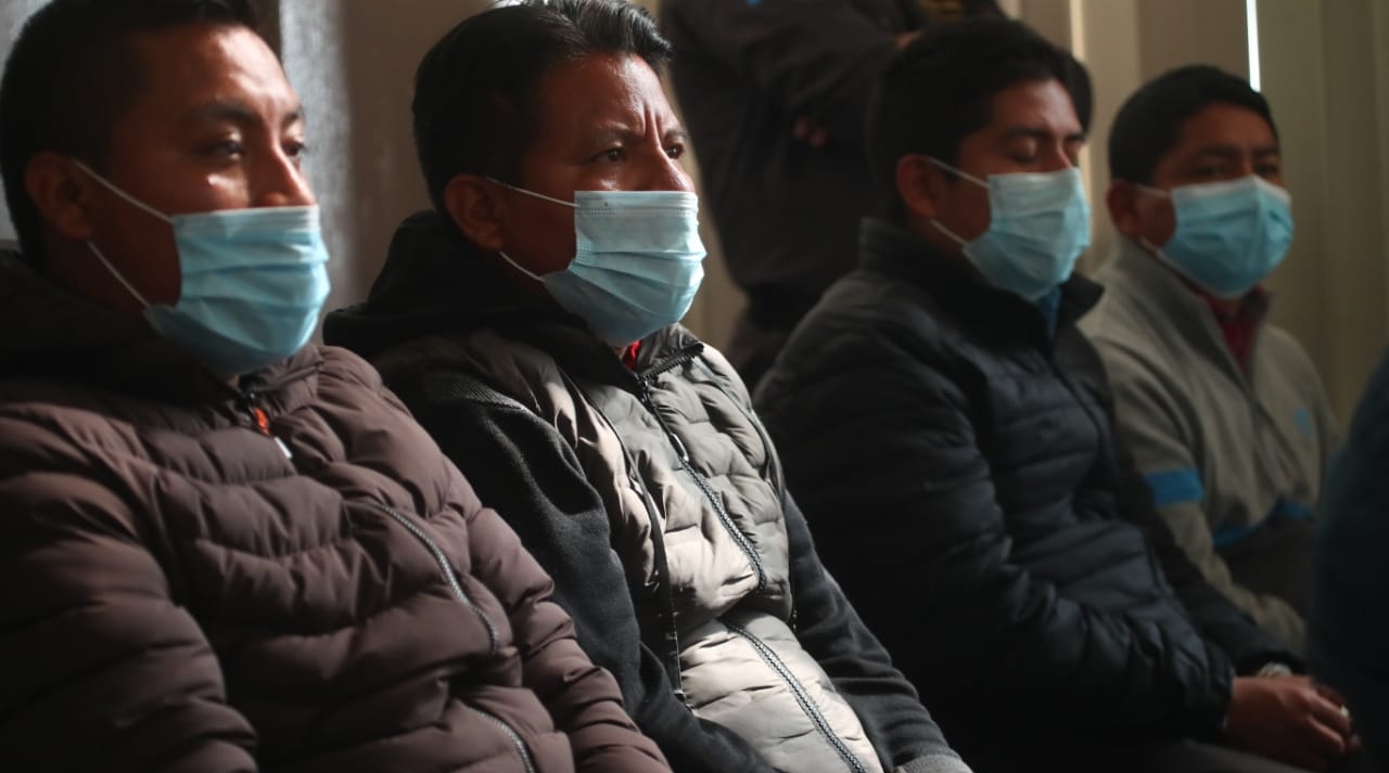 Los 10 detenidos por supuestamente integrar una red de tráfico de personas en Comitancillo, San Marcos, durante la audiencia en el Juzgado Quinto Penal. (Foto Prensa Libre: Carlos Hernández)