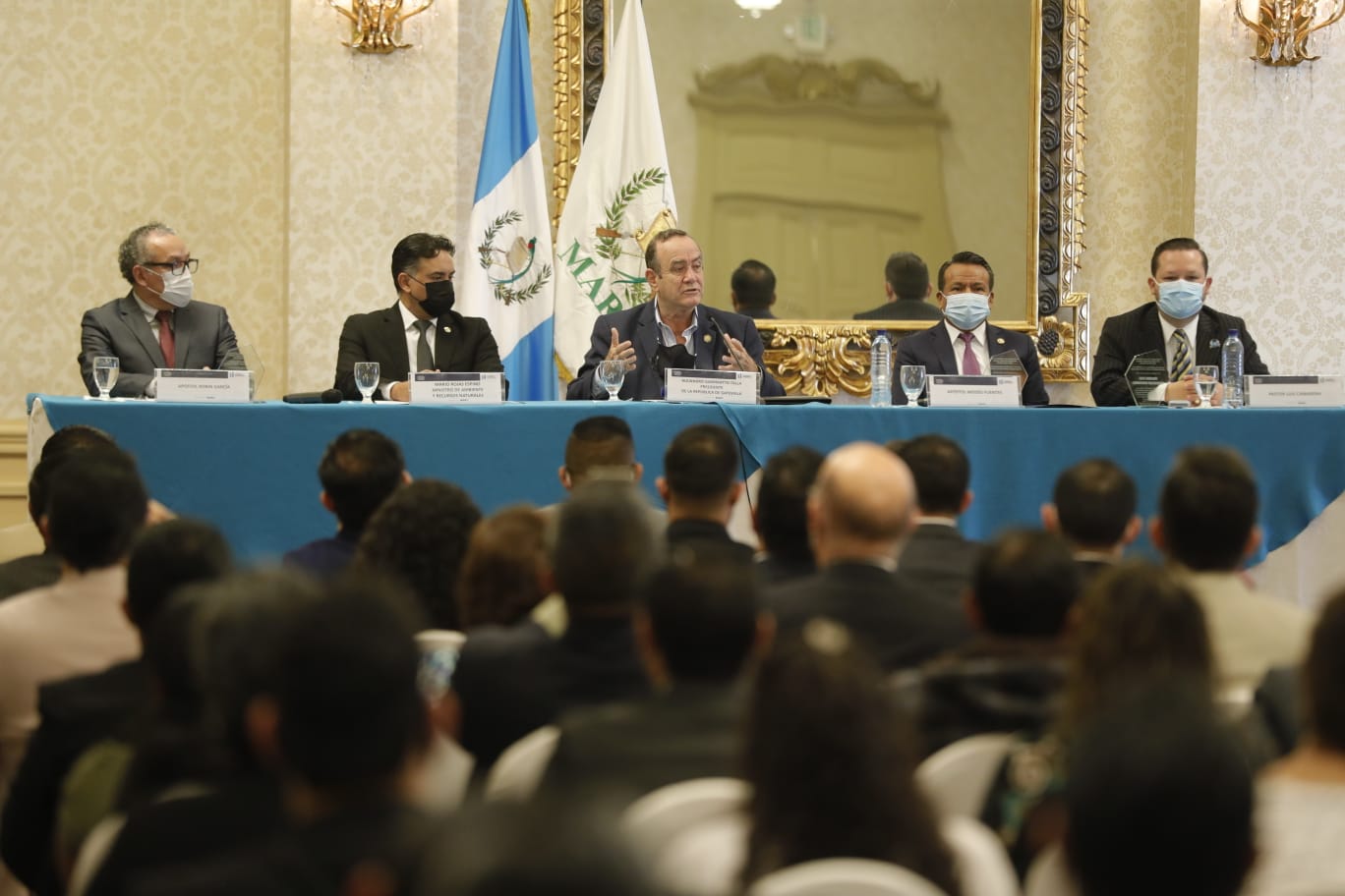 El presidente Alejandro Giammattei anunció la creación del Patio de la Vida y de la Familia en el Palacio Nacional de la Cultura. (Foto Prensa Libre: Esbin García)