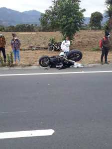 La motocicleta de la pareja quedó en una cuneta, a unos 20 metros de donde murió Alejandra Rodríguez Castro, de 25 años. (Foto Prensa Libre: CBMD)