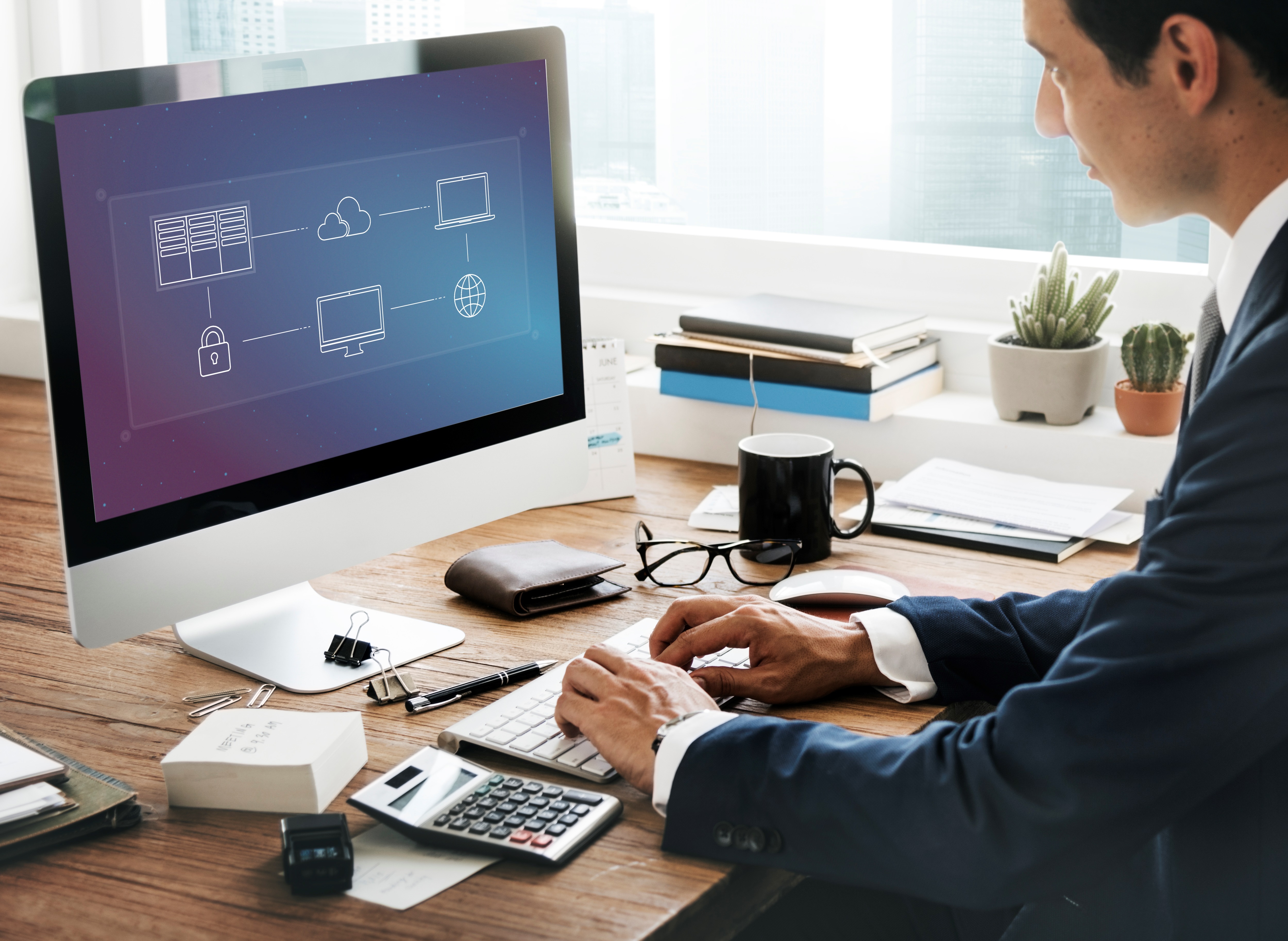 Aunque casi todos los programas maliciosos actuales se crean para atacar móviles, es aconsejable proteger todos los dispositivos con los que nos conectamos a internet.