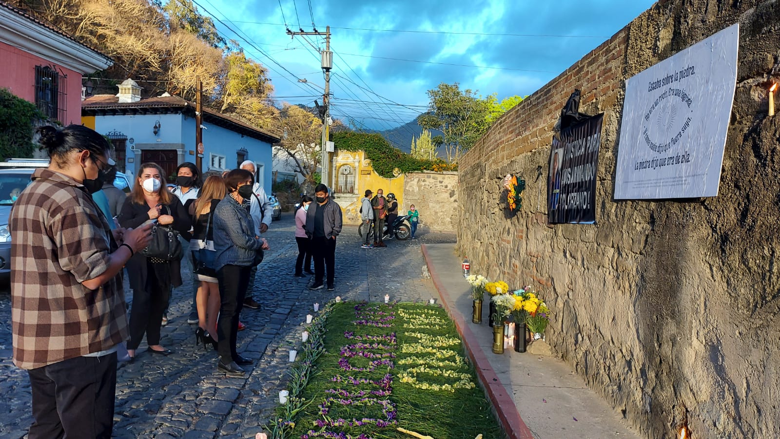 Familiares y amigos recuerdan a Luis Armando Solórzano, quien murió el 289 de febrero de 2021 durante un incidente con agentes de la Policía Municipal Urbana de Antigua Guatemala. (Foto Prensa Libre: Julio Sicán)