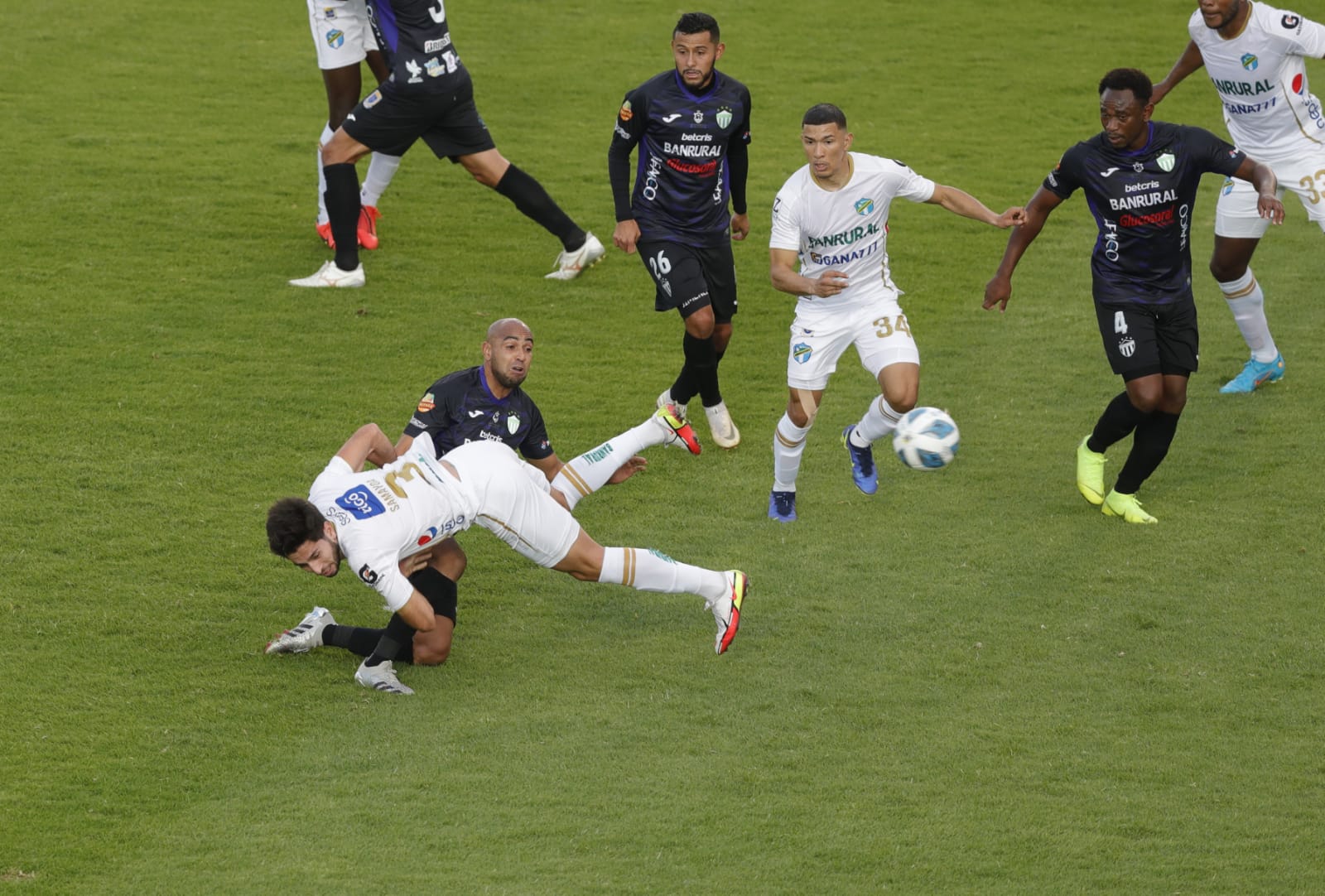 Este fue el momento en que el defensa de Comunicaciones Nicolás Samayoa anotó su segundo gol del juego. Al final los albos derrotaron a Antigua GFC 3-2. Foto Prensa Libre: Esbin García. 