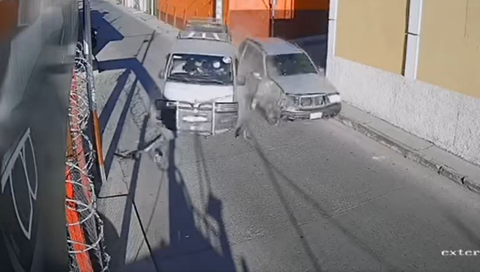 Momento del accidente de tránsito que quedó grabado en San Marcos. (Foto Prensa Libre: Tomada del video de Noticias del Valle)