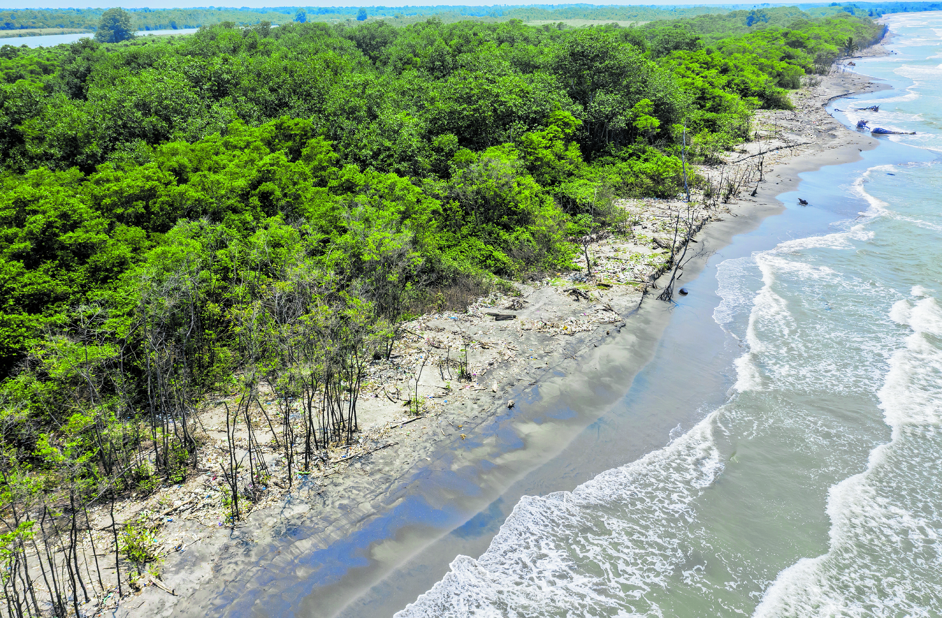 Contaminación de plásticos en Omoa, Honduras, proveniente del río Motagua. (Foto Prensa Libre: Sergio Izquierdo, Rescue The Planet)