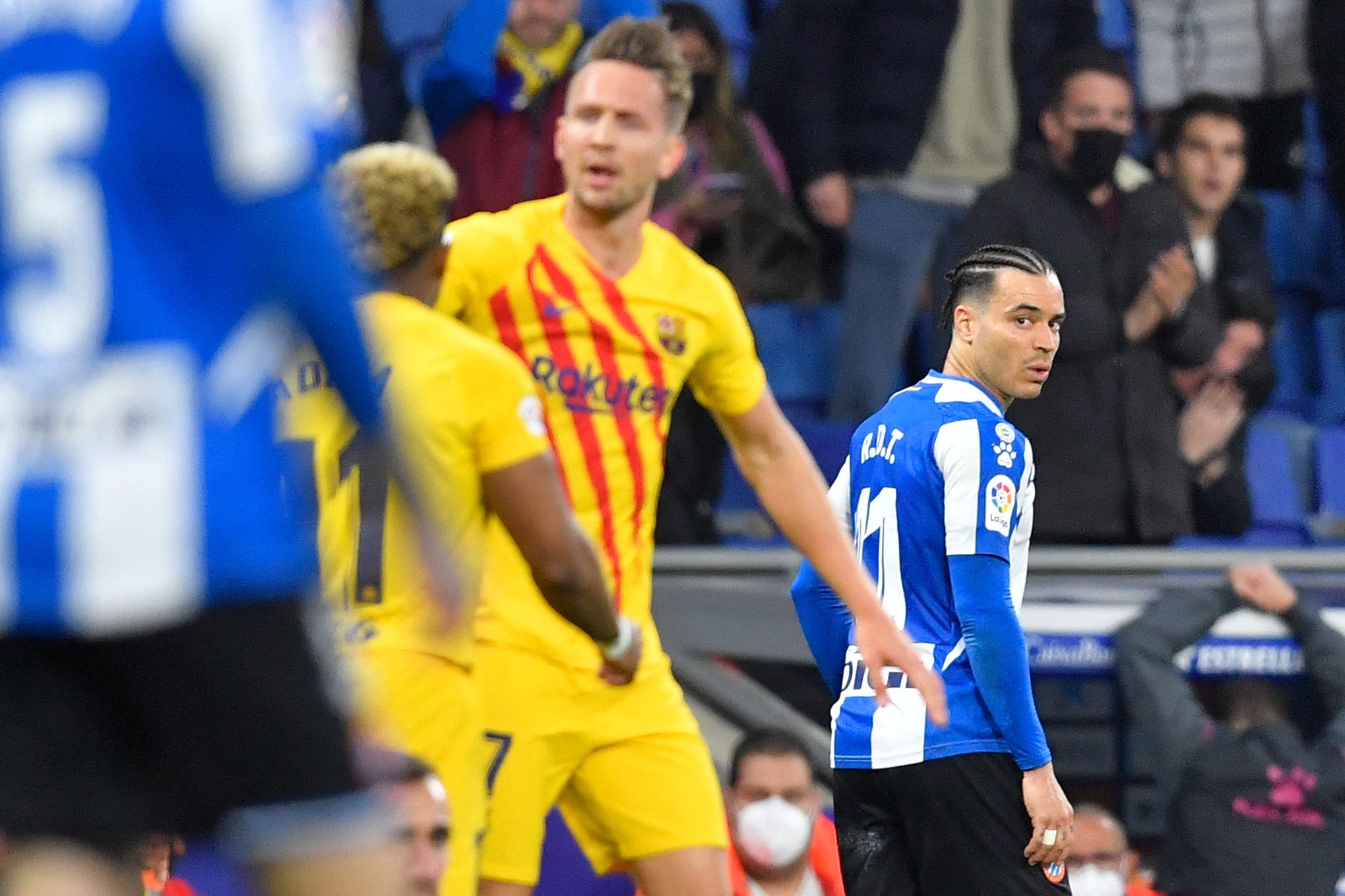 El delantero del Barcelona Luuk de Jong después de marcar el segundo gol de los suyos al RCD Espanyol. (Foto Prensa Libre: AFP)