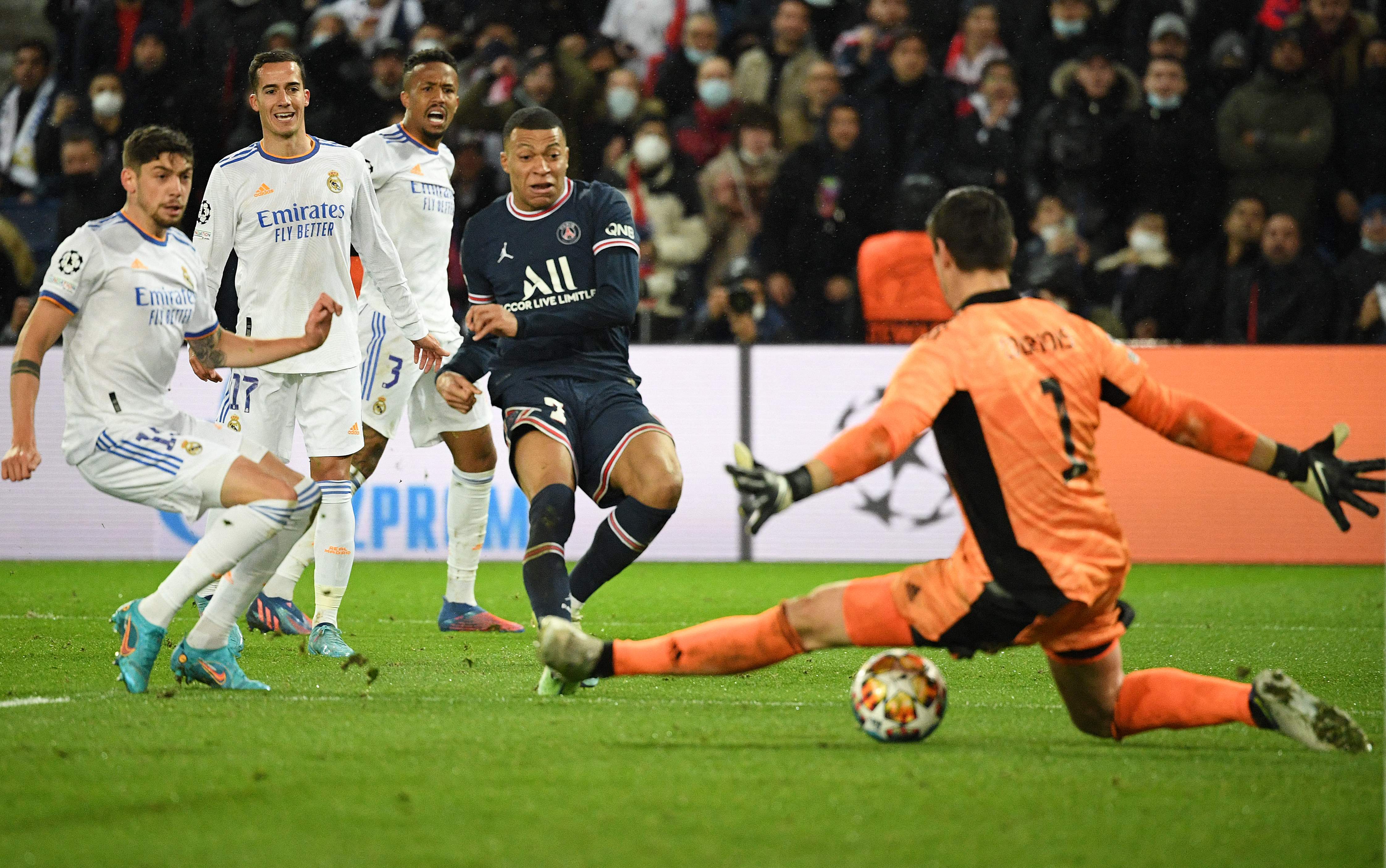 Este es el momento en que Kylian Mbappé patea el balón para anotar el gol del triunfo en el tiempo añadido. Los parisinos ganaron 1-0 al Real Madrid y definirán el pase a cuartos de final el 9 de marzo en España. Foto Prensa Libre: AFP.