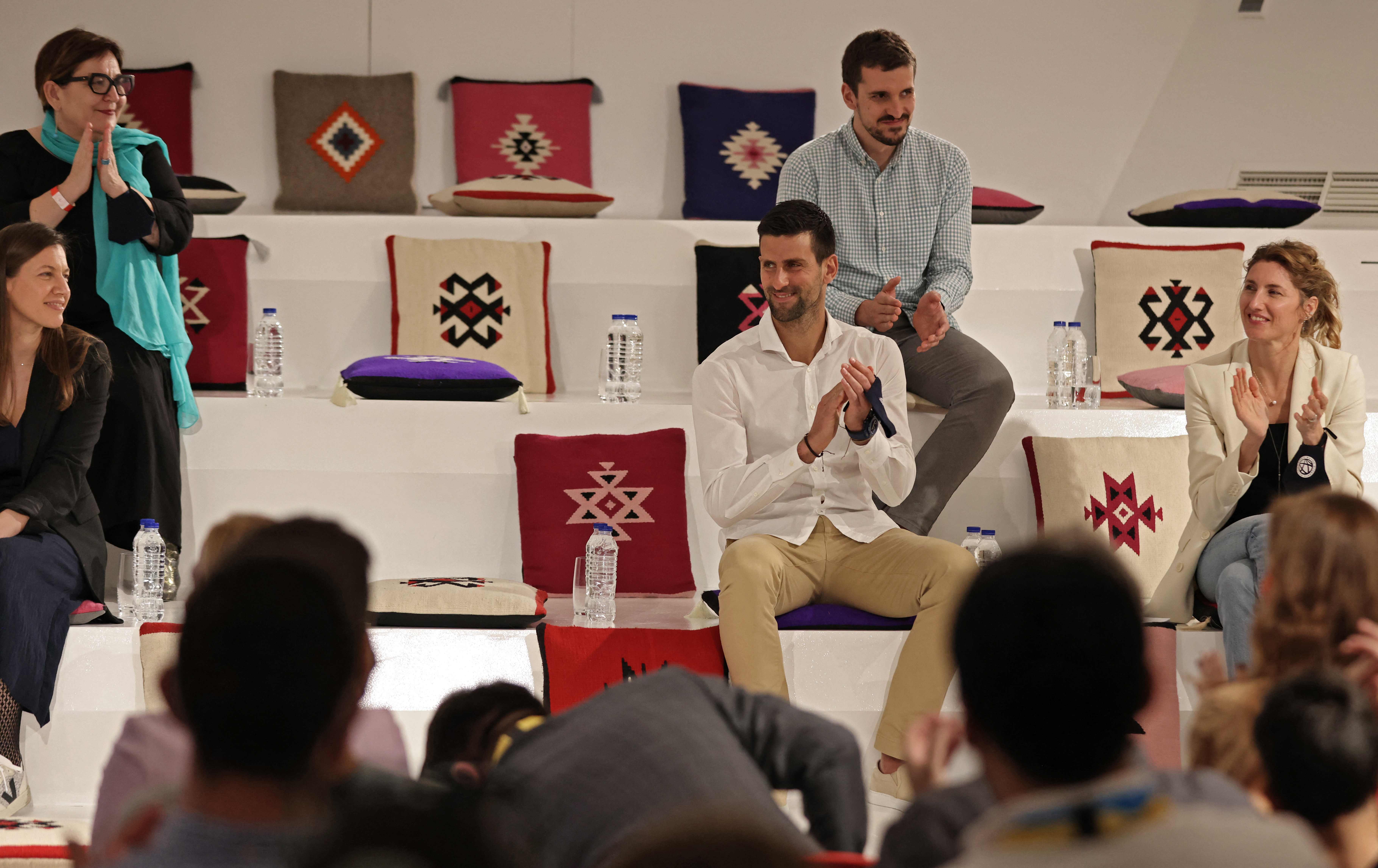 El tenista serbio Novak Djokovic (C) durante una visita al pabellón serbio en la Expo 2020 en Dubái, este 17 de febrero de 2022. Foto Prensa Libre: AFP.