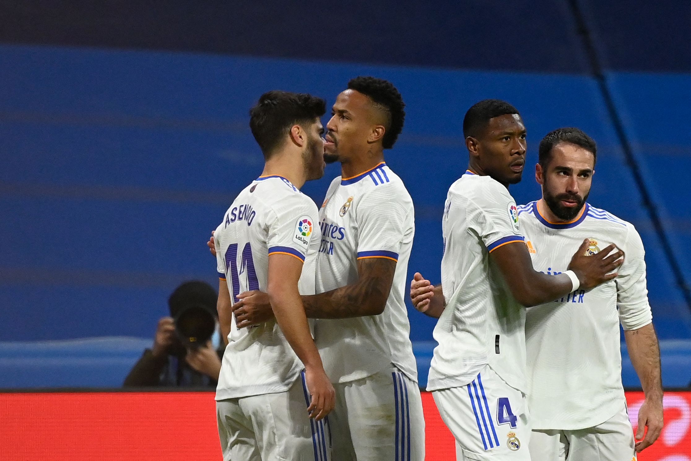 El jugador del Real Madrid Marco Asensio (Izq) celebra con sus compañeros Eder Militao, David Alaba y Dani Carvajal después de su gol al Deportivo Alaves en el Santiago Bernabéu. (Foto Prensa Libre: AFP)