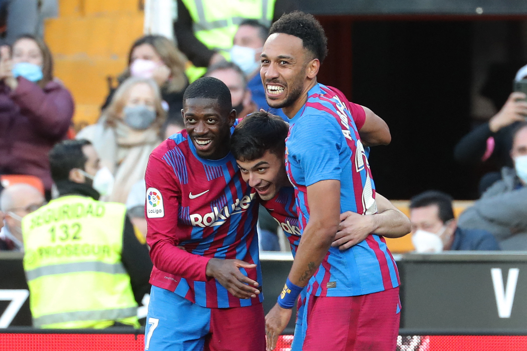 Lo futbolistas del Barcelona Pedri (C), Ousmane Dembele (I) y Pierre-Emerick Aubameyang (D) celebran después de marcarle el segundo al Valencia. (Foto Prensa Libre: AFP)