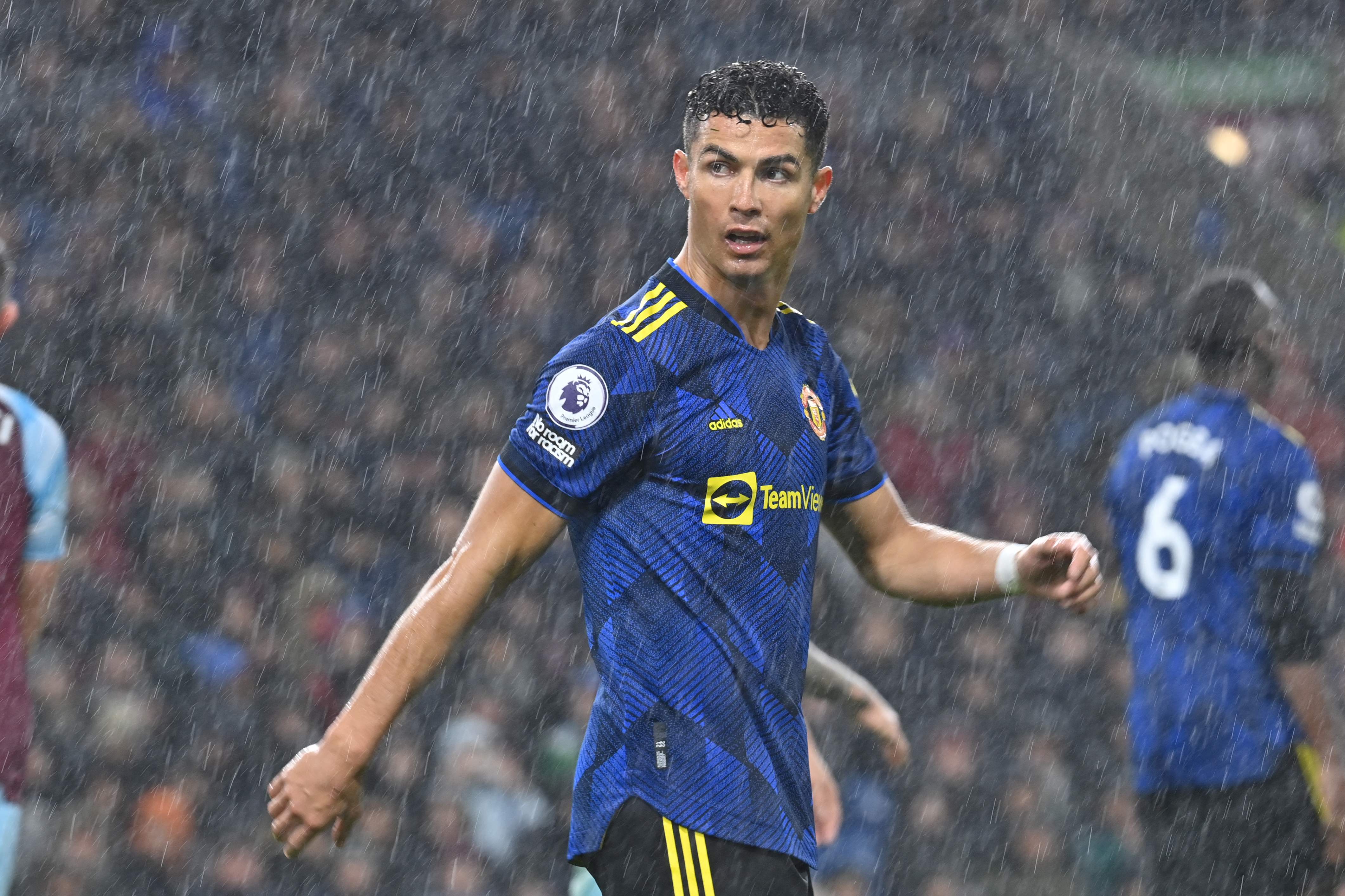 Cristiano Ronaldo, durante el duelo de este martes en Turf Moor. (Foto Prensa Libre: AFP)