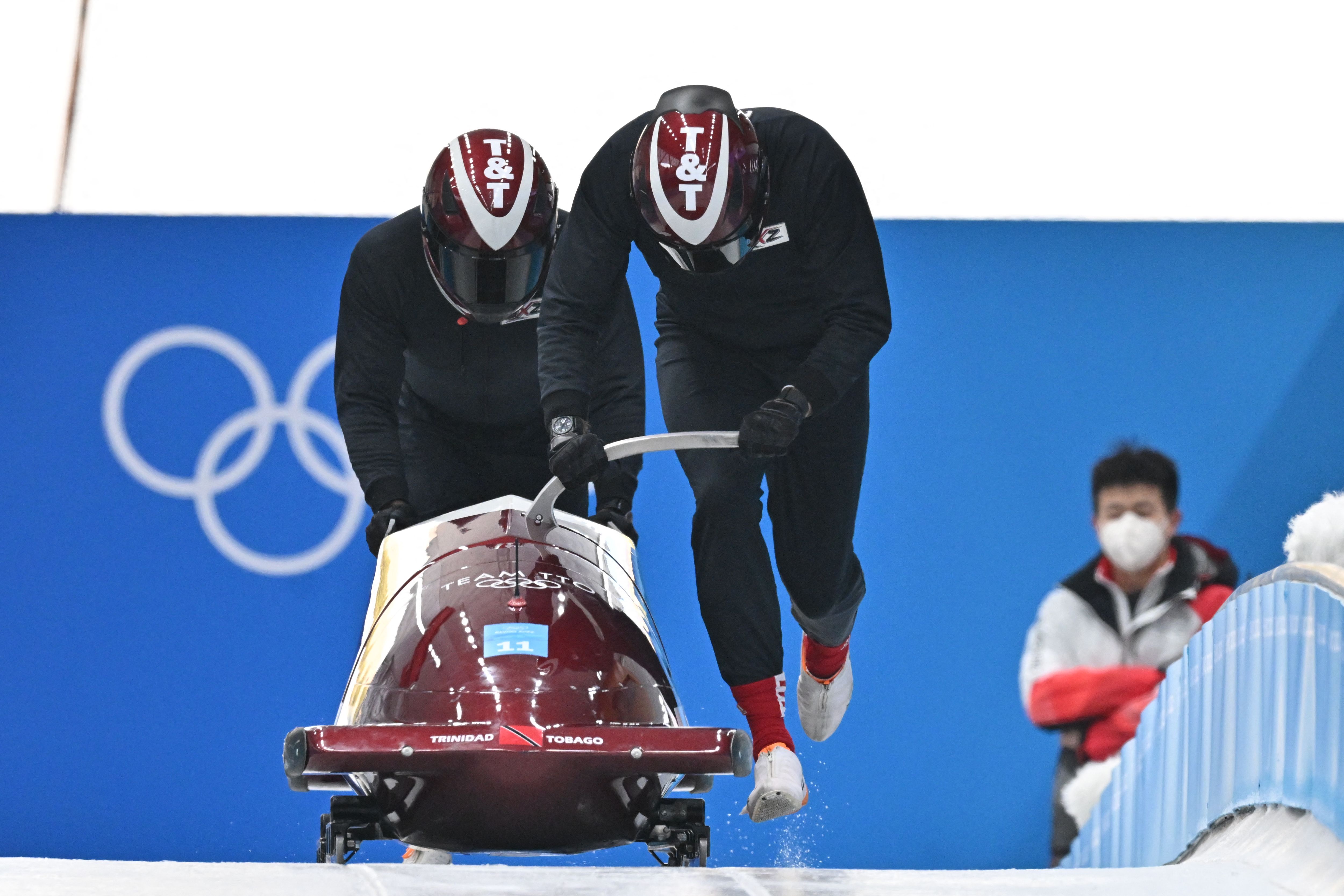 El piloto de Trinidad and Tobago Axel Brown participa en la prueba del entrenamiento de su equipo en el Yanqing National Sliding Centre. (Foto Prensa Libre: AFP)