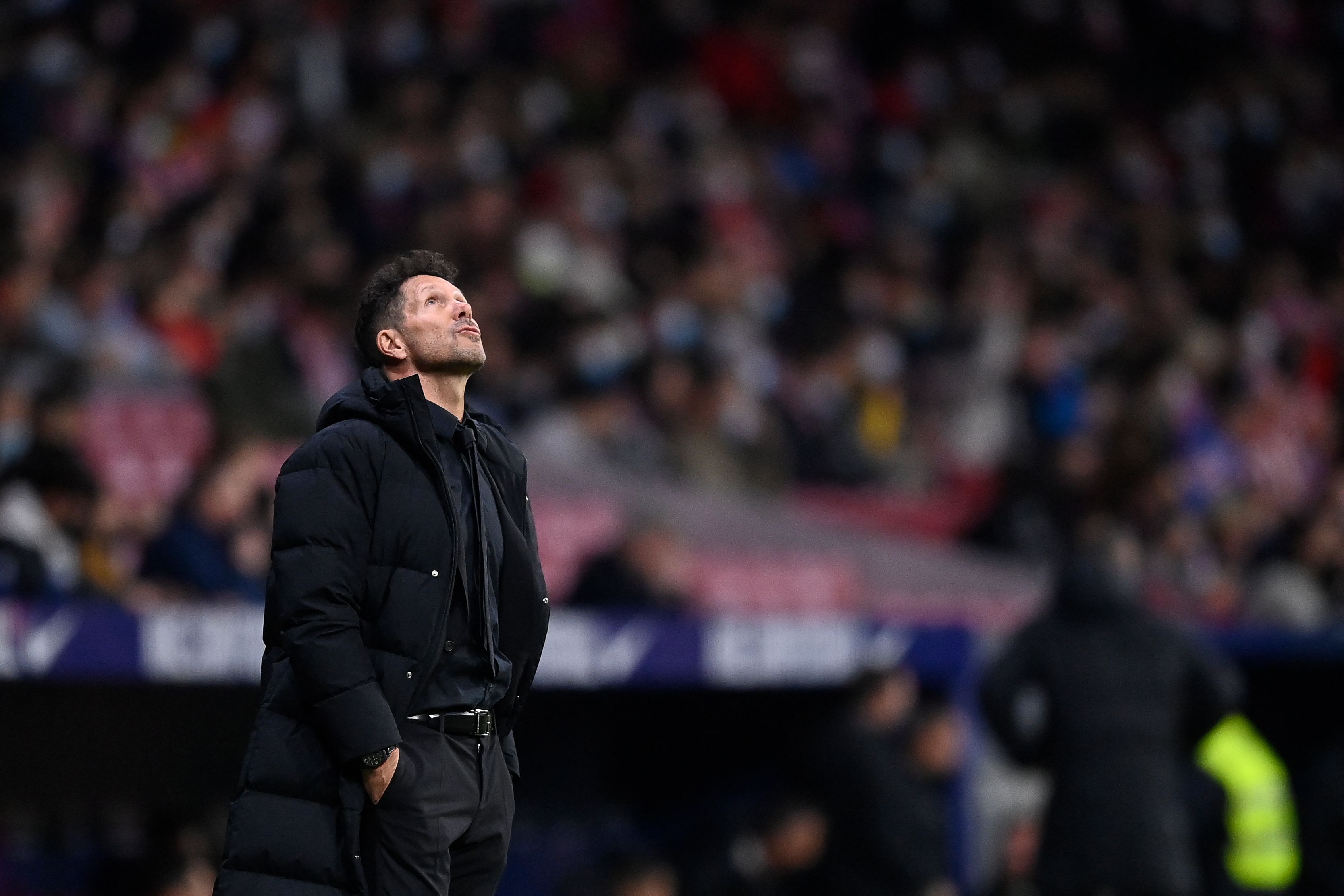 El técnico argentino del Atlético de Madrid, Diego Pablo Simeone, atraviesa por uno de los momentos más críticos al frente del cuadro colchonero. Algunos medios hablan de su posible salida. Foto Prensa Libre: AFP.