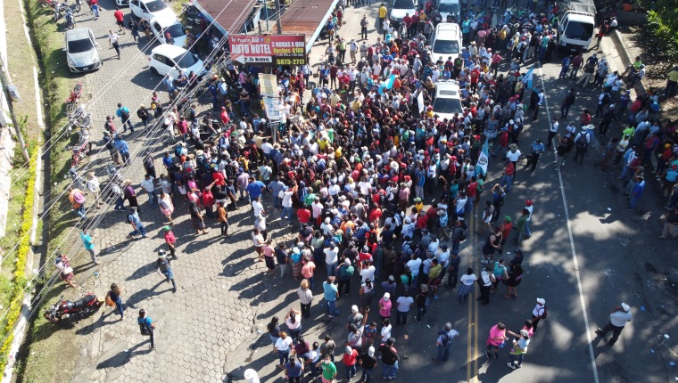 Vecinos bloquean casi 20 horas el km 154 de la ruta al suroccidente, Suchitepéquez, para exigir que les reconecten el servicio de energía eléctrica. (Foto Prensa Libre: Marvin Túnchez)