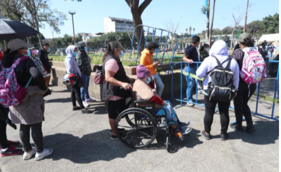 Guatemaltecos asisten al Parque Central de la capital para hacerse la prueba de covid-19. (Foto Prensa Libre: Érick Ávila)