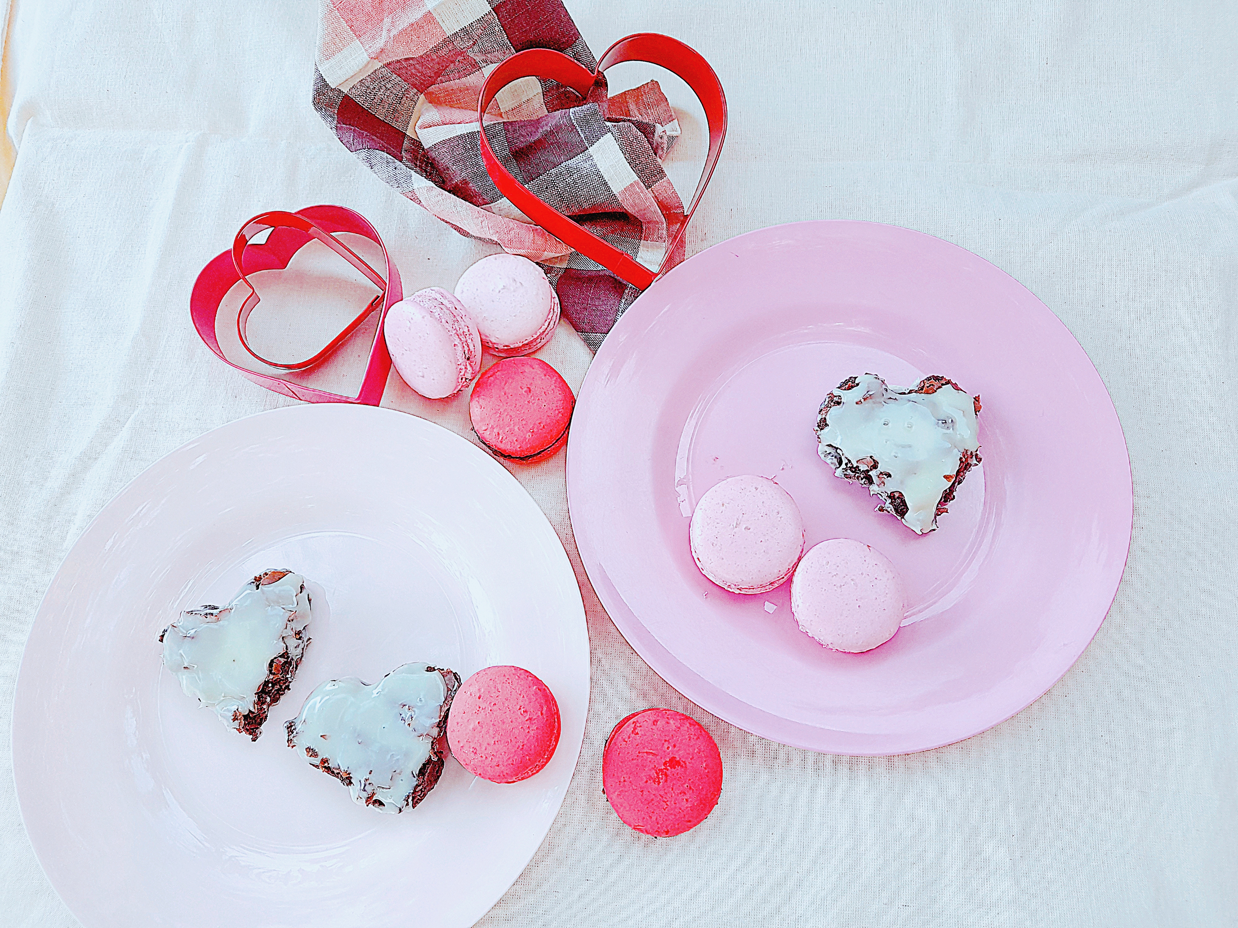 Brownies bañados con chocolate blanco y macarons