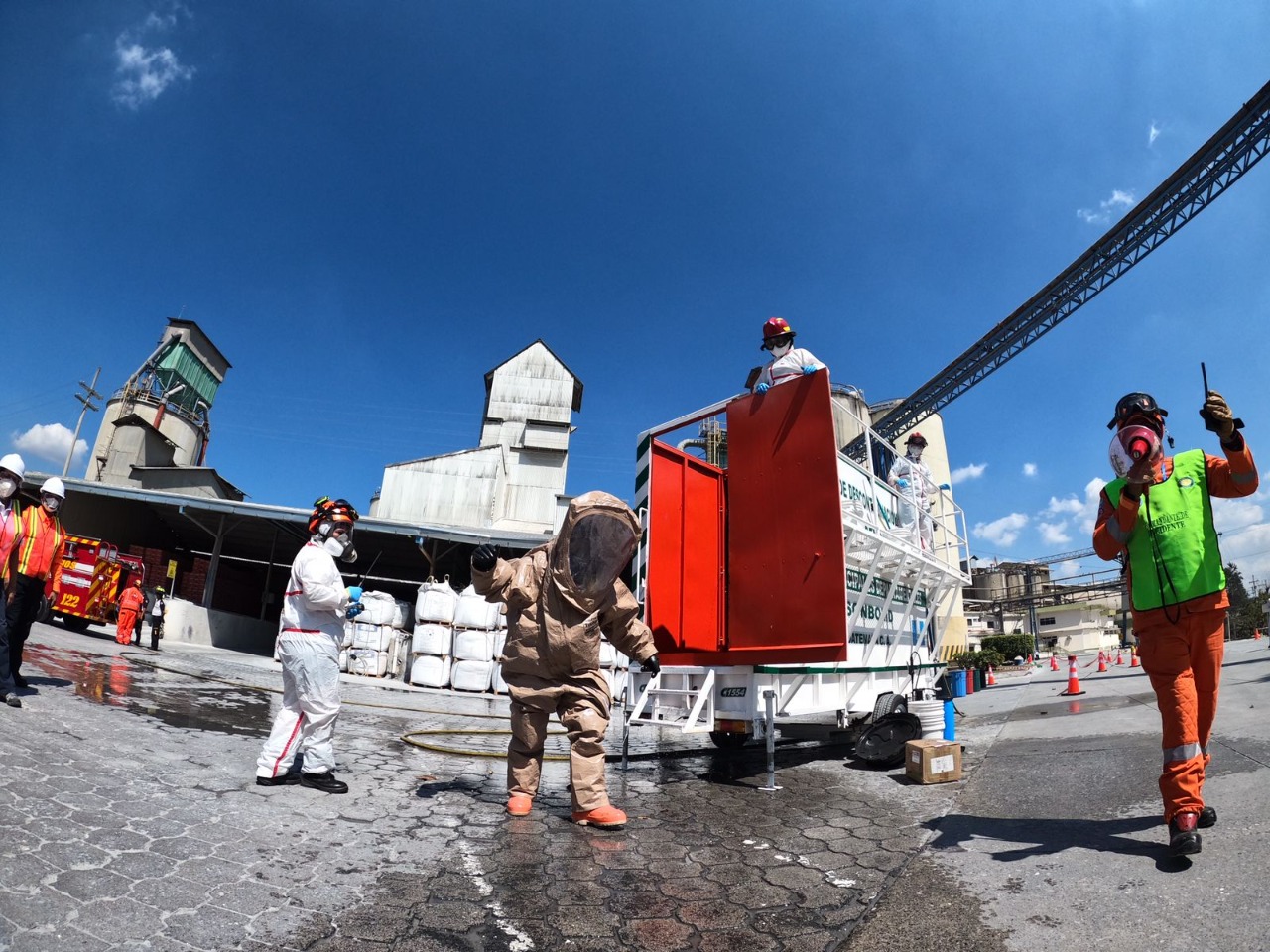 Bomberos Municipales que participan en el simulacro de terremoto en Guatemala se protegen con trajes especial para ingresar en un área donde habría habido una fuga de materiales peligrosos.  (Foto Prensa Libre: Conred)