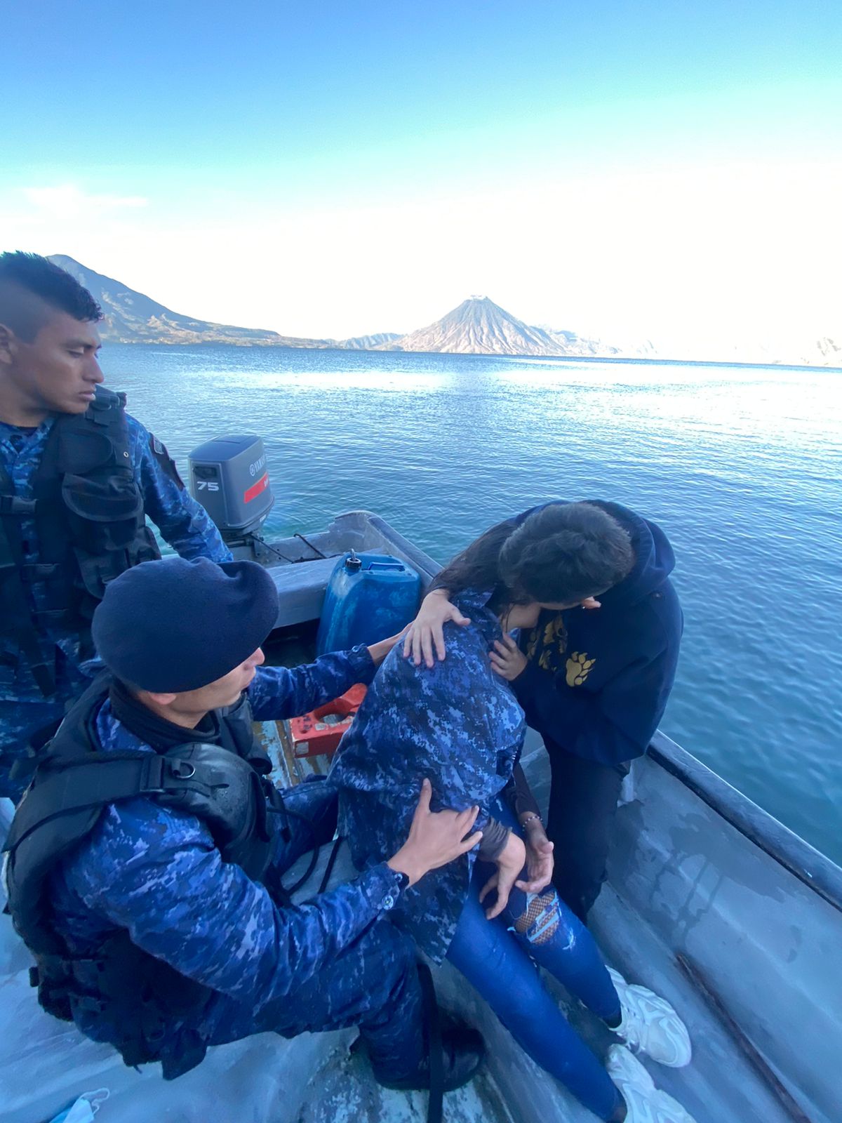 Mujer rescatada en el Lago de Atitlán