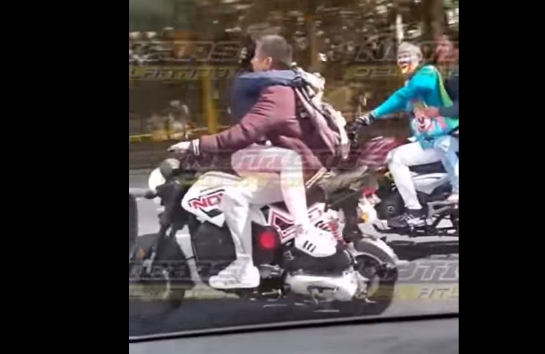 Motoristas viajan de forma imprudente en la ruta al Atlántico. (Foto Prensa Libre: Tomada de video de Noticias del Atlántico)