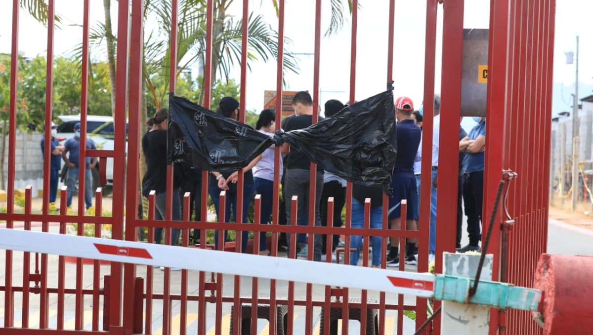 Una moña negra permanecía en la entrada del residencial Atanasio 3 tras la muerte por herida de arma de fuego de Eswin Leonel Sandoval del Cid. (Foto Prensa Libre: Hemeroteca PL)