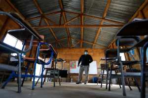 El profesor Carlos López asegura que cuando debe asistir a reuniones los estudiantes pierden las clases, porque es el único maestro de la escuela El Zapote, en Palencia. (Foto Prensa Libre: Esbin García)

