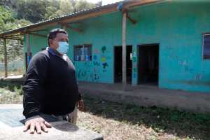 Carlos López es multifacético durante su jornada de trabajo, pues debido a las carencias en la educción, se desempeña como maestro, director y administrador de la escuela de El Zapote, Palencia. (Foto Prensa Libre: Esbin García) 