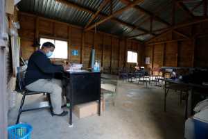 Carlos López se desempeña como maestro, director y administrador de la escuela de El Zapote, Palencia. (Foto Prensa Libre: Esbin García)