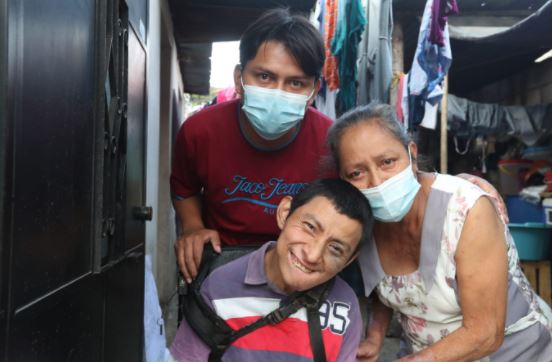 Pedro Cornelio Yac García -de pie- junto a su hermano y su madre en la zona 11 de Mixco. (Foto Prensa Libre: María Reneé Barrientos Gaytán) 