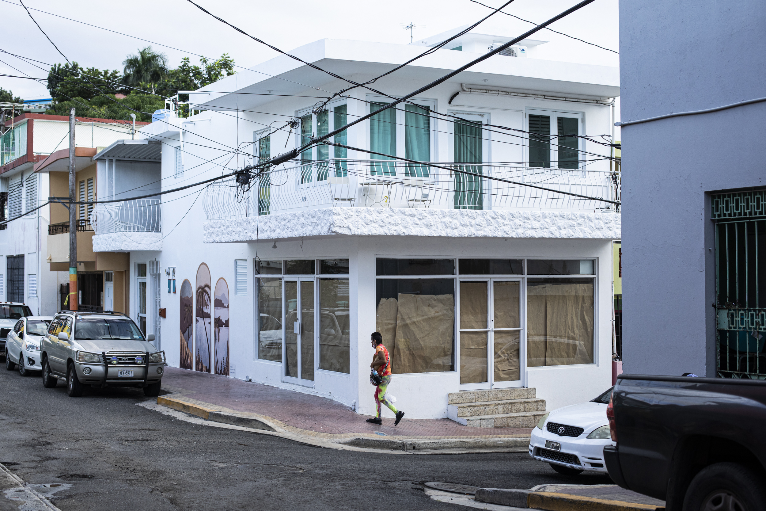 Un barrio de Rincón, Puerto Rico, 11 de enero de 2022. Muchos puertorriqueños dicen que ya no pueden permitirse permanecer en sus casas con los inversores externos que compran propiedades y hacen subir los precios. (Erika P. Rodriguez/The New York Times).