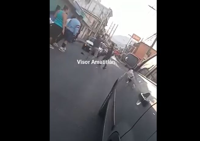 Momento de una riña grabada en Amatitlán. (Foto Prensa Libre: Tomada de Visor Amatitlán)