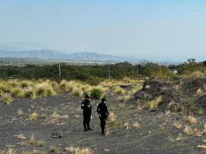 

Agentes de la PNC llegan al lugar del asalto en San Miguel Los Lotes, El Rodeo, Escuintla. (Foto Prensa Libre: PNC)
