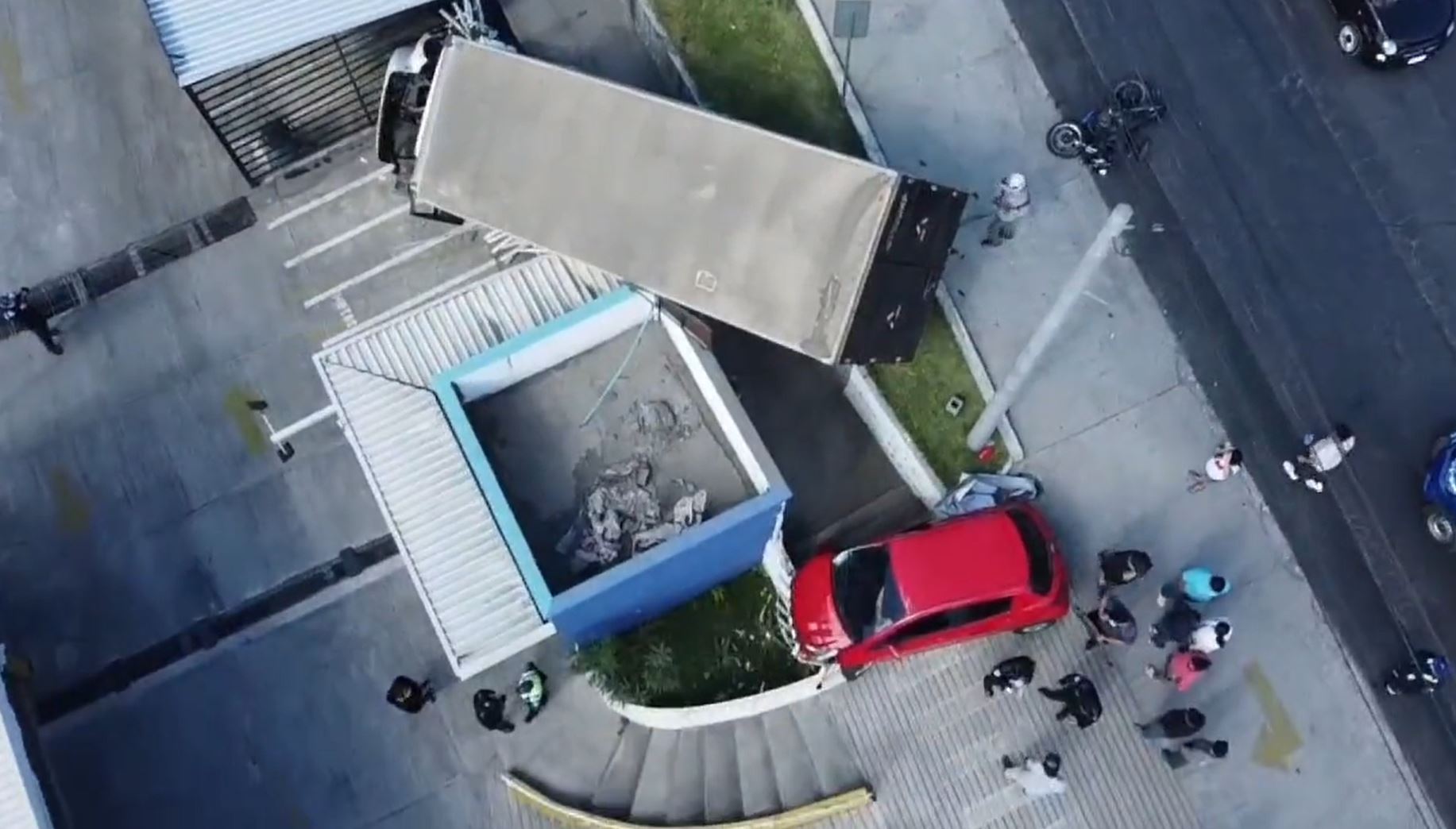 Vista aérea del accidente de tránsito ocurrido en la zona 5 de Villa Nueva. (Foto Prensa Libre: PMT Villa Nueva)